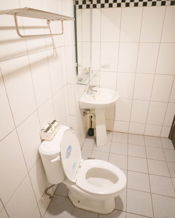 Hostel Feng Chia House Taizhong Zewnętrze zdjęcie