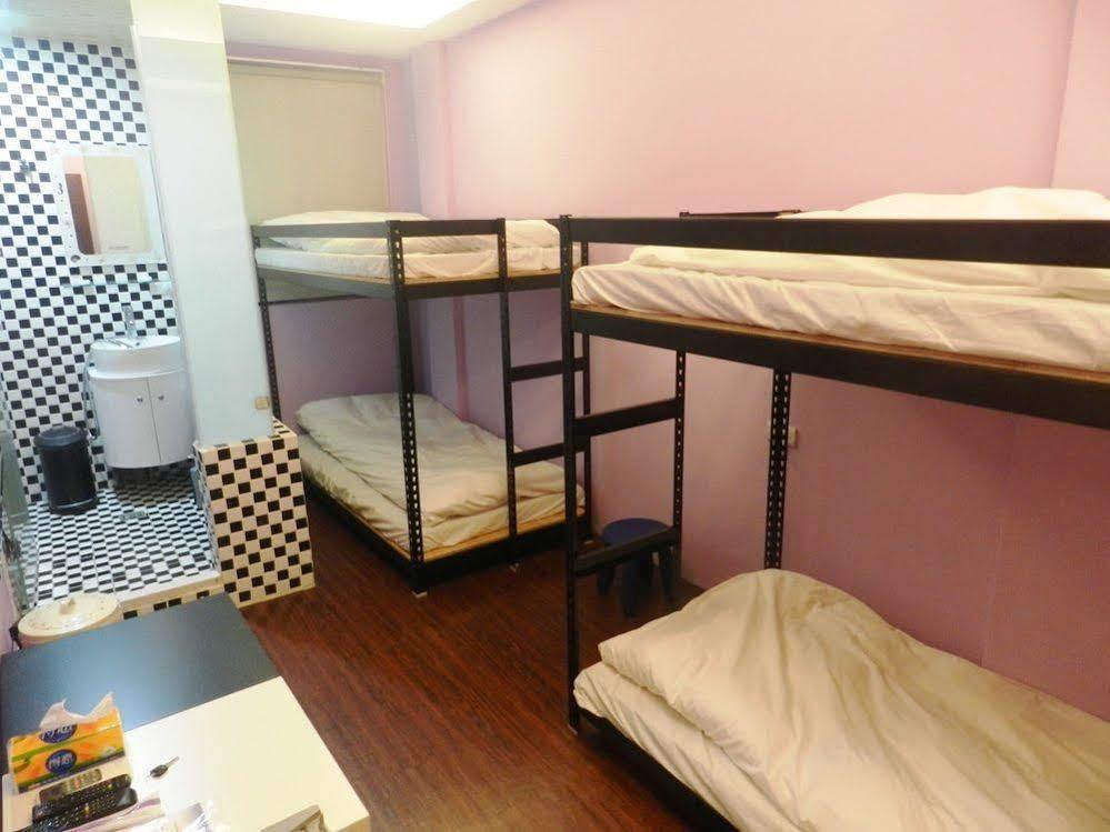 Hostel Feng Chia House Taizhong Zewnętrze zdjęcie