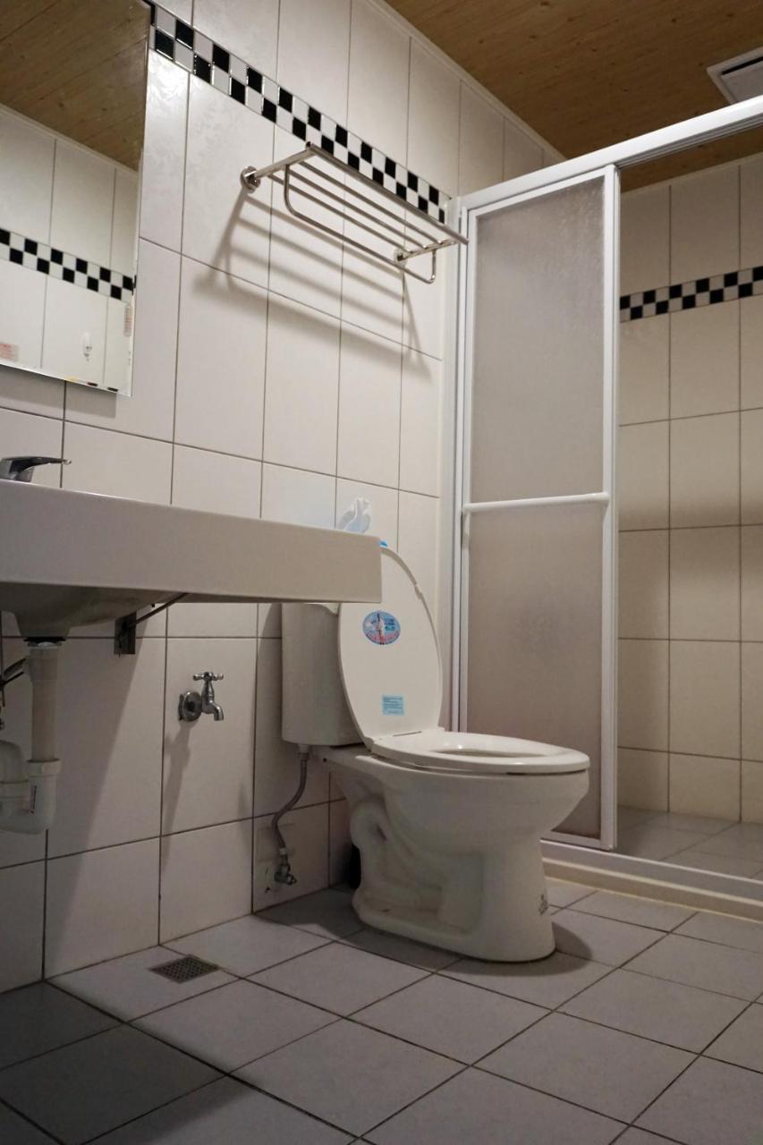 Hostel Feng Chia House Taizhong Zewnętrze zdjęcie